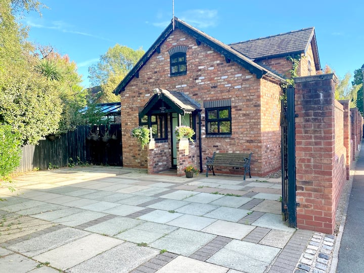 Charming Cheshire Country Cottage In Lymm Village - 워링턴