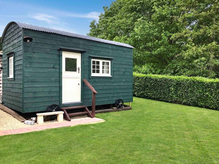 Cosy Shepherd's Hut Scandinavian Inspired Romantic - Oxfordshire
