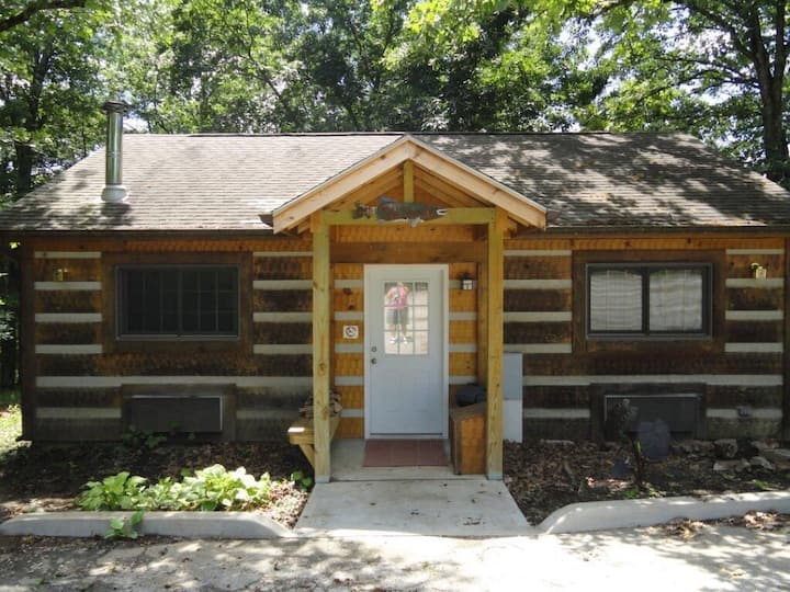Wolf Pack Cabin With Private Hot Tub! - Pomme de Terre Lake, MO