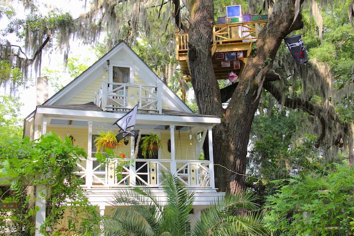 Diamond Oaks Treehouse Skylight Suite - Savannah, GA