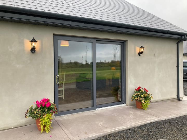 Cosy And Inviting Two Bedroom House In An Idyllic Countryside Location Yet Also A Short Drive To Fantastic Beaches Of North Kerry. - Listowel