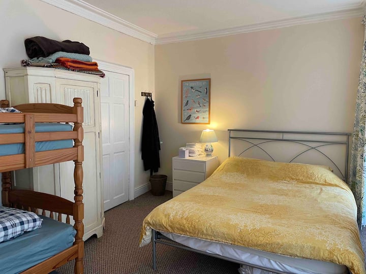 Double Room In Comfy Holyhead House - Trearddur Bay
