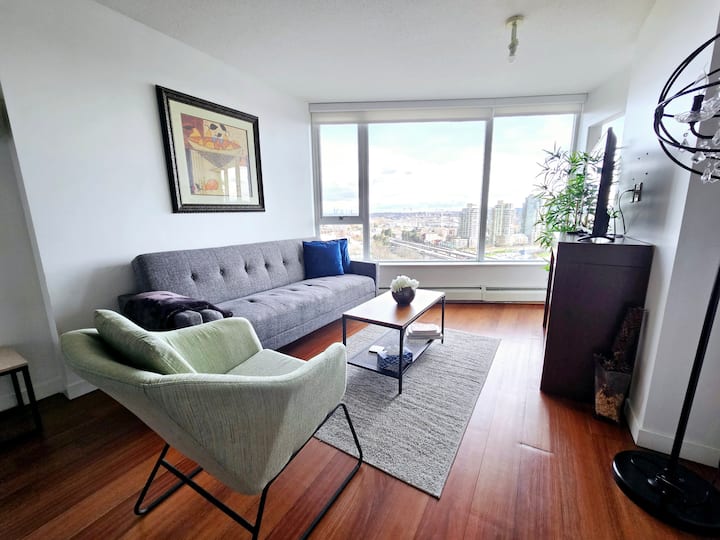 Modern 1br Dt Unit, Great Views, Free Parking/pool - North Vancouver