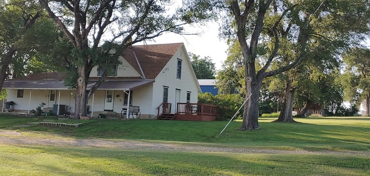 Century Old Farmhouse Located In The Flinthills - Kansas
