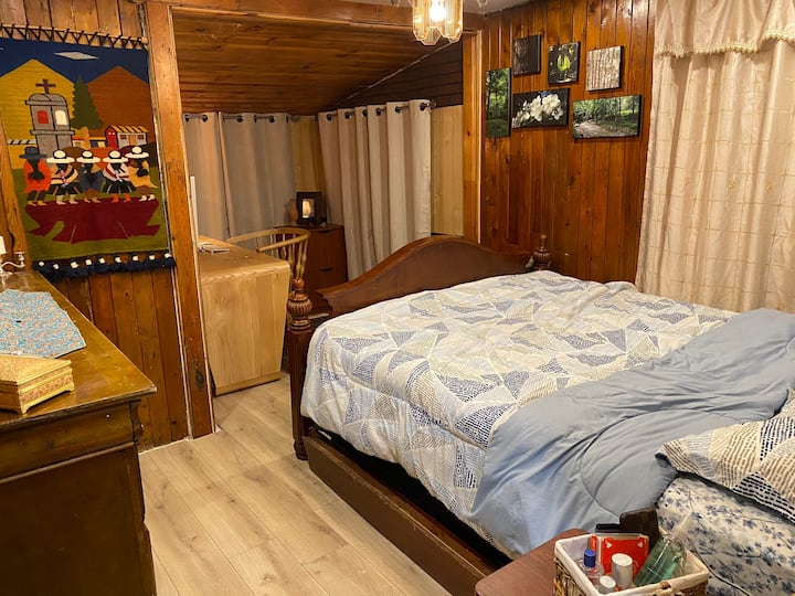 Large Cottage Bedroom - オーロラ