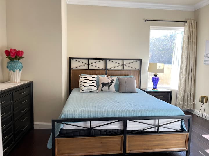 Private Large Guest Room - Irvine, CA