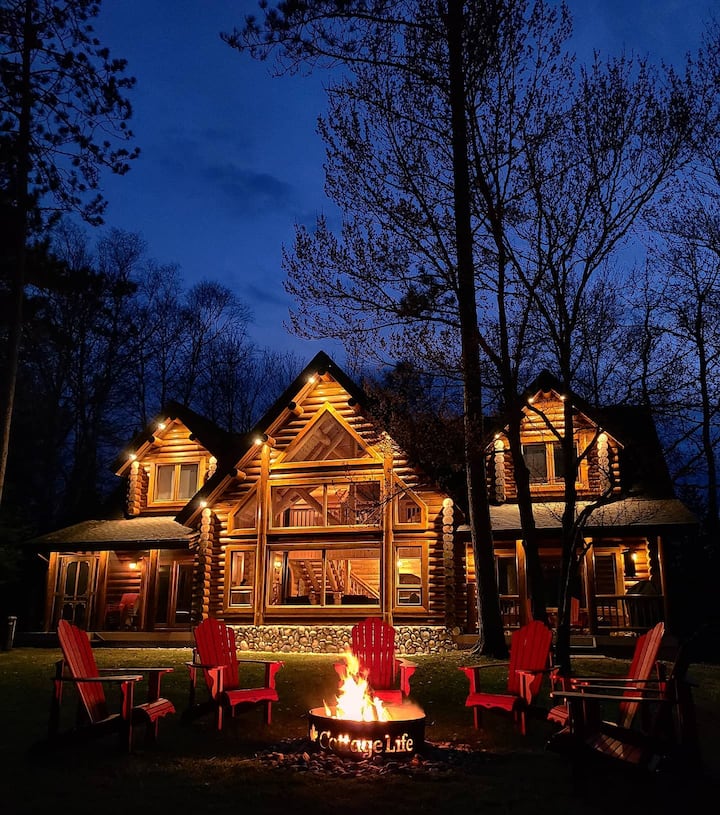 The 'Stately Log Cottage' On Lake Bernard - Algonquin Provincial Park
