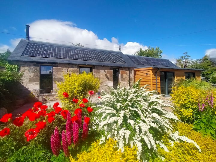 Adorable 2 Bedroom Eco-friendly Character 
Cottage - Blair Atholl