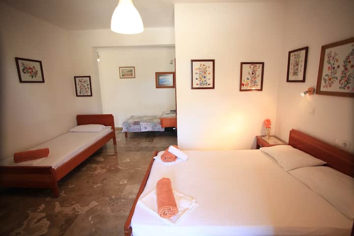 4.1) Spacious Room For Four People By The Beach!! - Ios