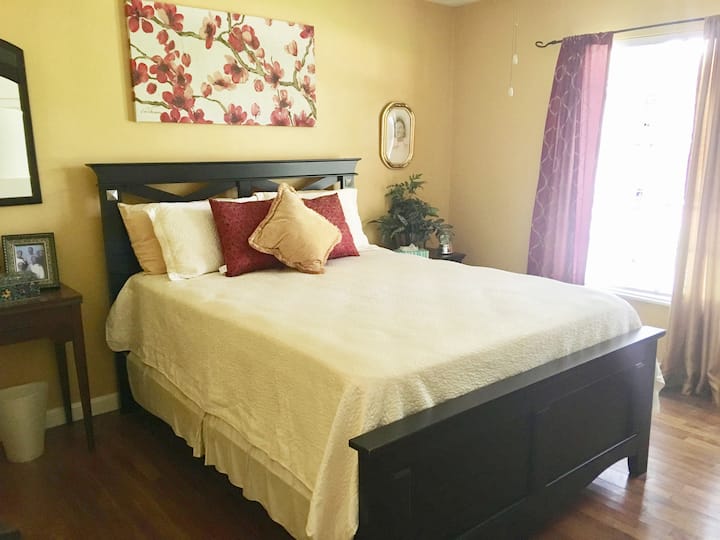 Comfy Bedroom & Relaxing Deck In Historic District - Alexandria, LA
