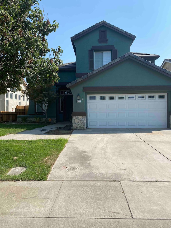 Cheerful, Large Family Home - Manteca, CA