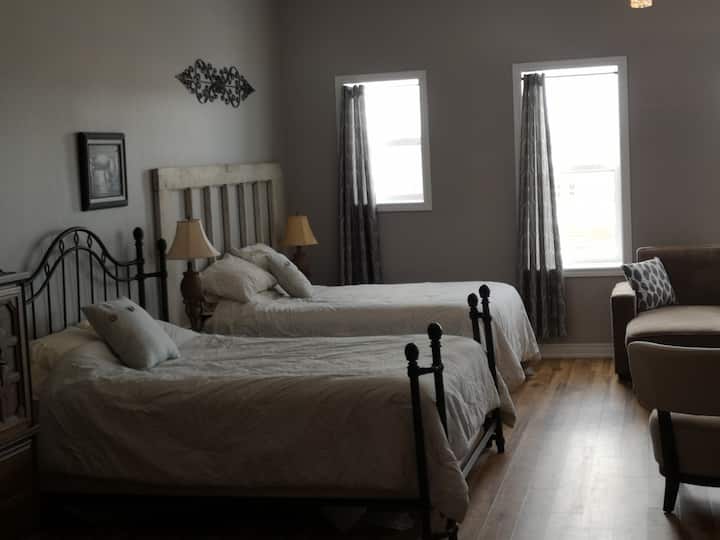Large 2 Queen Bed Suite 7. No Canal View - Port Colborne