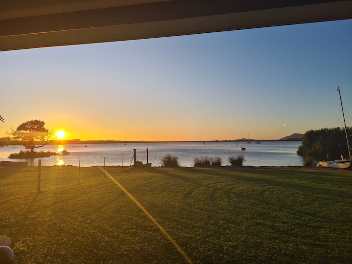 Dolphin View Cottage - Tranquility On The Water - Port Stephens