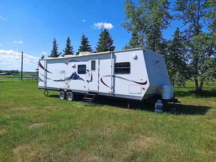 Spacious And Cozy Rv Camping For Nature Lovers - Airdrie