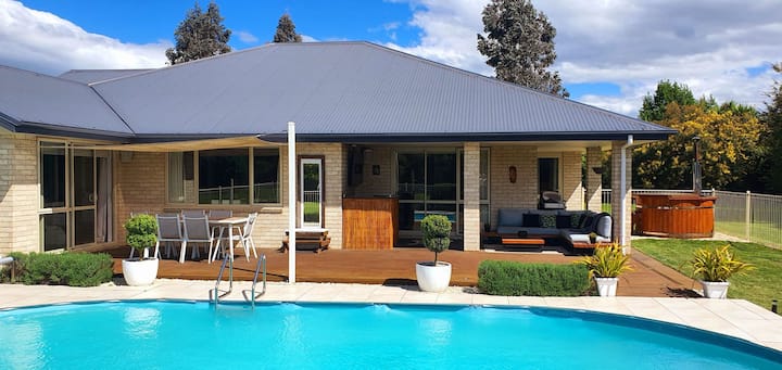 Pool, Pizza Oven, Fire Pit Paradise For Summer. - Methven