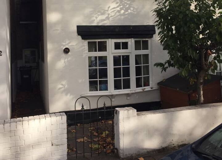 Pretty Period Two Bed Cottage In West London - ヘーズ