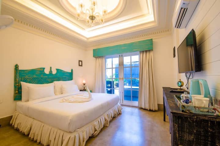 Grand Rooms With Double Jacuzzi Near Vagator Beach - Goa