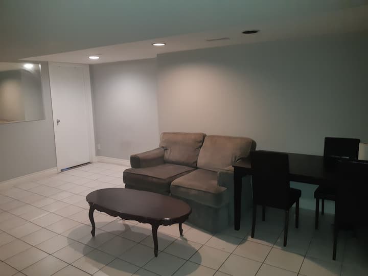 Clean 2 Bedroom Private Unit - Windsor, ON, Canada