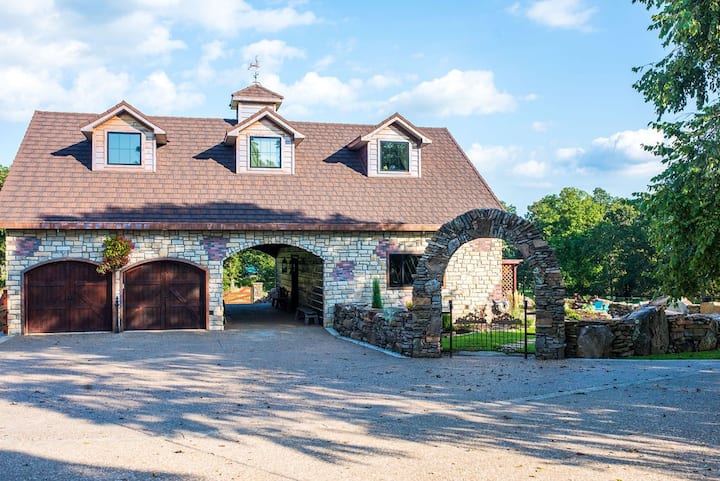 The Carriage House At Oak Front Farms - Harrison, AR