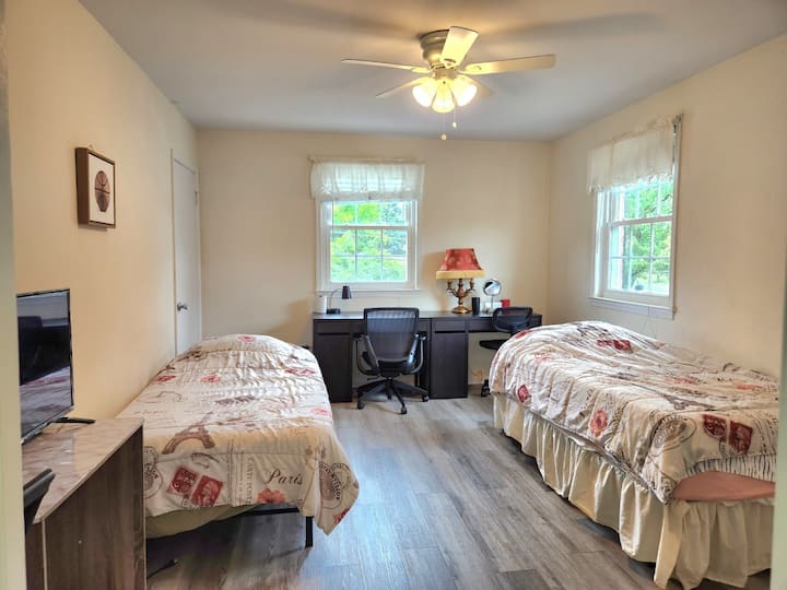 Large Bedroom With Private Bathroom (R1) - Fairfax, VA
