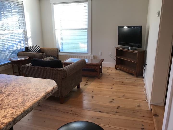 Bright Sunny Downtown Apartment - Boothbay Harbor, ME