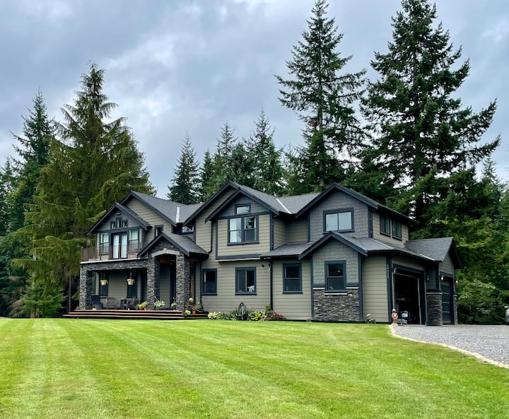 Large Custom Home With A Hot Tub & Spa On 80 Acres - Everett, WA