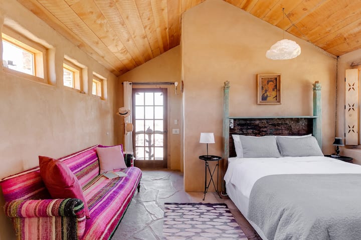 La Biblioteca: Eclectic Cottage In Okeeffe Country - Abiquiú, NM