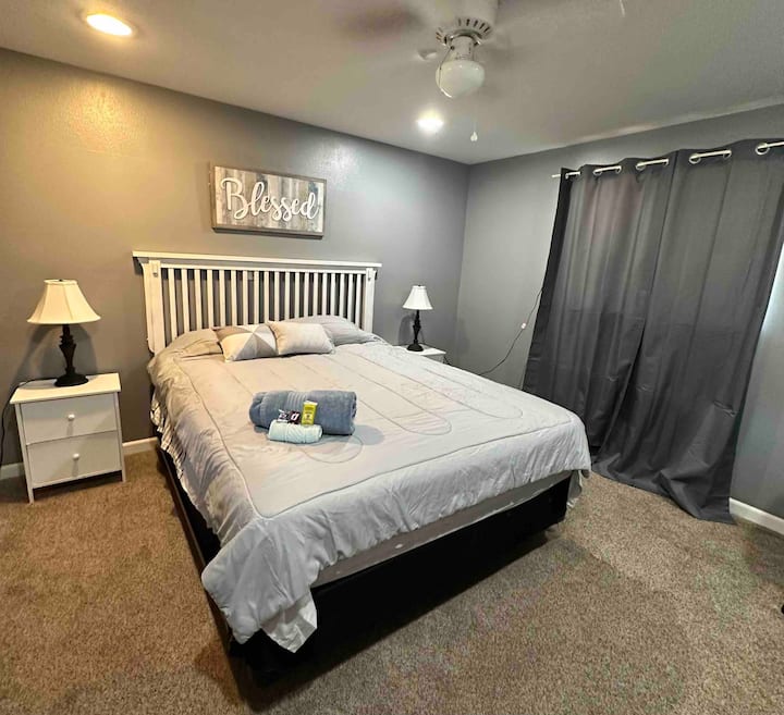 Homystyle Queen Bedroom/sharedbath & Hugecloset - Colorado Springs, CO