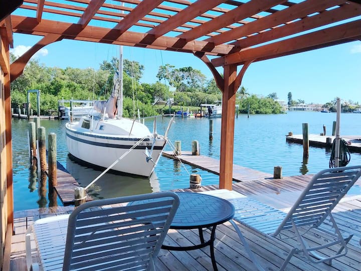 Water Front Sea Waves Cottage With Private Dock, Access To Bimini Bay - Anna Maria Island, FL