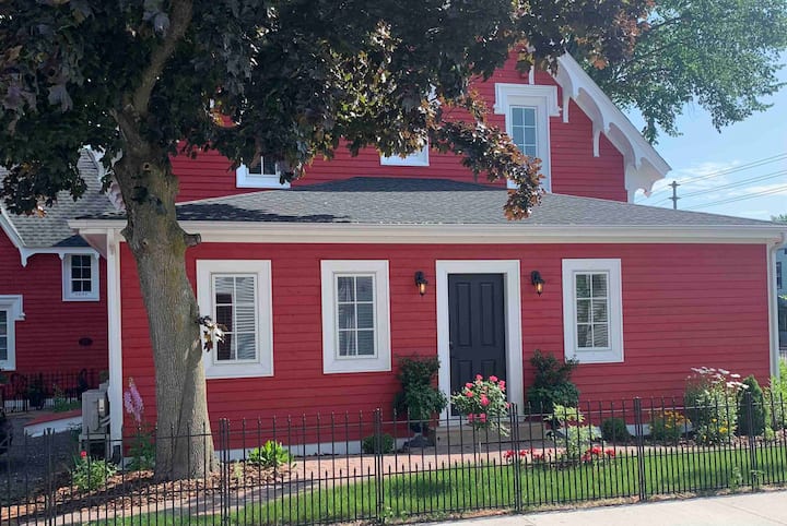 The Red House Barrister Studio Downtown, No Stairs - Fredericton