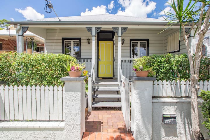 Fernberg Cottage: Sunny Queenslander Charm - Brisbane