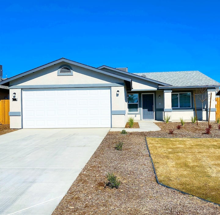 New Centrally Located 3bdr Home In Bakersfield - ベーカーズフィールド, CA