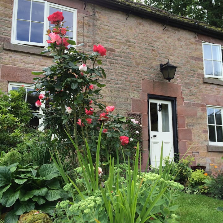 Ashmount Cottage By The River Dane - Macclesfield, UK