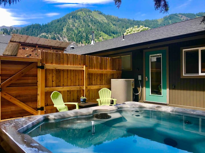 Hot Tub, Mountain Views, In-town Studio Retreat - Leavenworth, WA