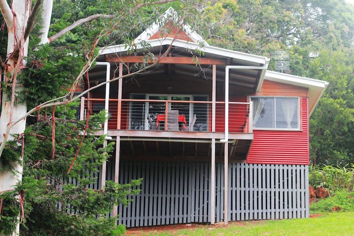 Little Red Cottage - Maleny - マレーニー