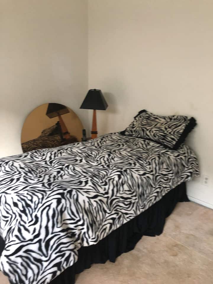 Spacious Room And Private Bathroom - Beverly Hills, CA