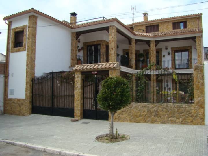 House With 3 Bedrooms In Cordobilla, With Wonderful Lake View, Private Pool, Enclosed Garden - Puente Genil