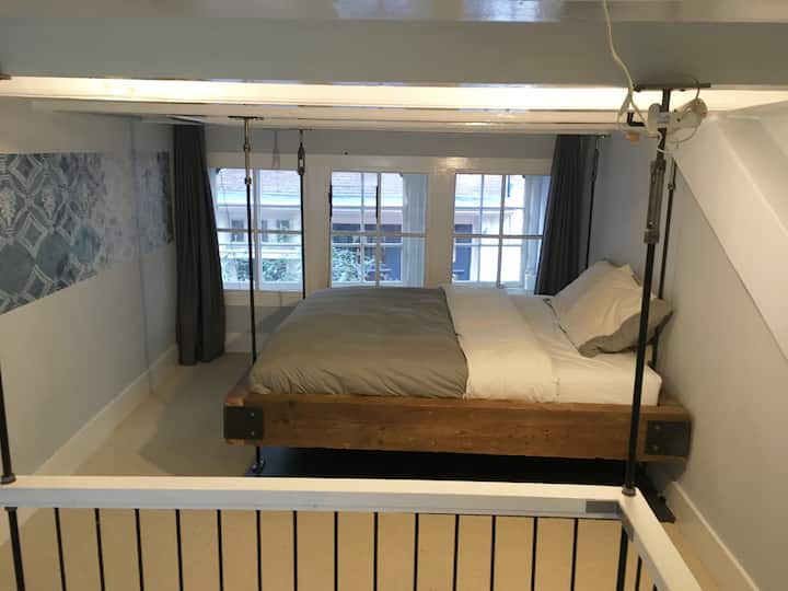 City-center, Cozy, Loft Space In Historic Building - Amsterdam Centraal Station