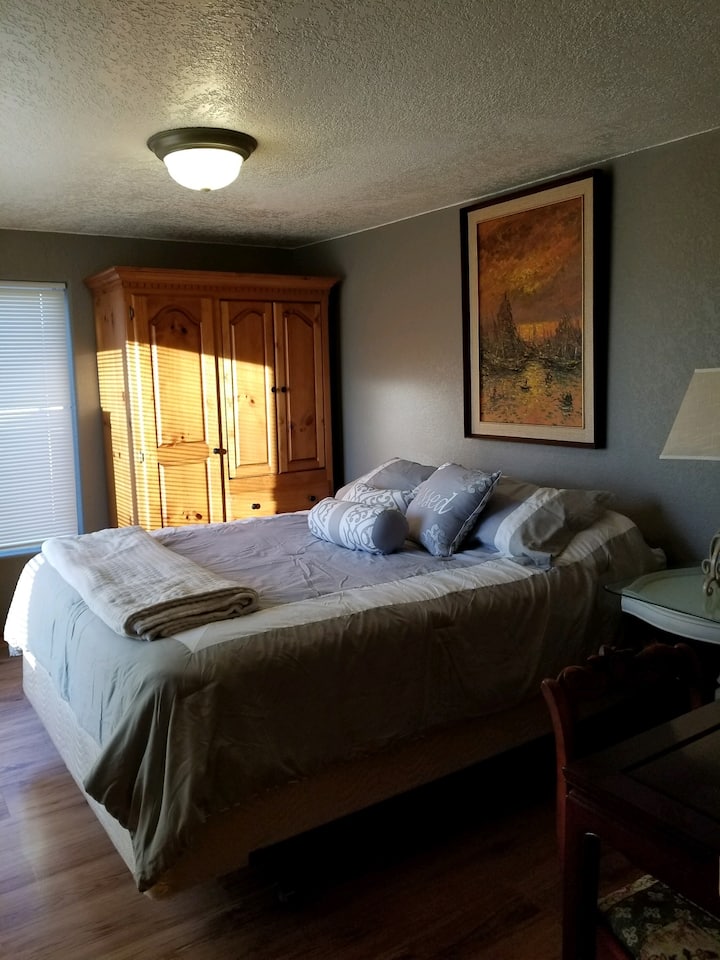 Studio W/ Panoramic View Of River - Great Value - Astoria, OR