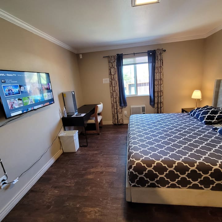 Roomk King Sized Bed With Master Bath Near Ucr - Riverside, CA