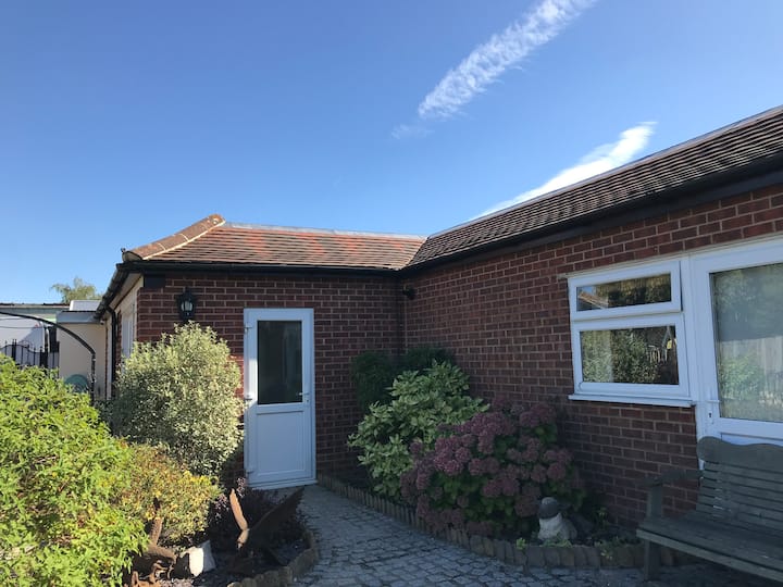 Secure Gated Parking - Two Bedroom Bungalow No2 - Basildon