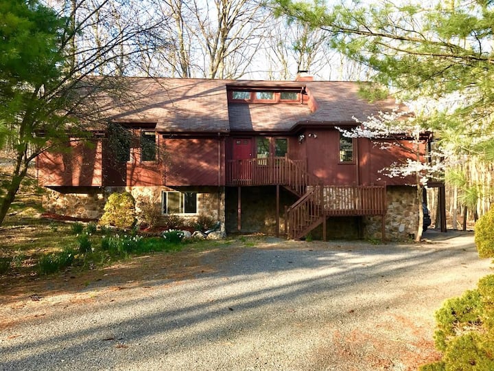 Spacious Home With Modern Amenities, Pools, Hot Tubs, Xl Smart Tvs, Pooltable - Bushkill, PA