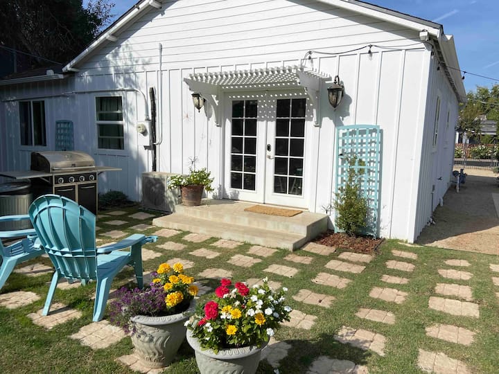 Quaint And Quiet Garden Cottage In Old Fig - Fresno, CA