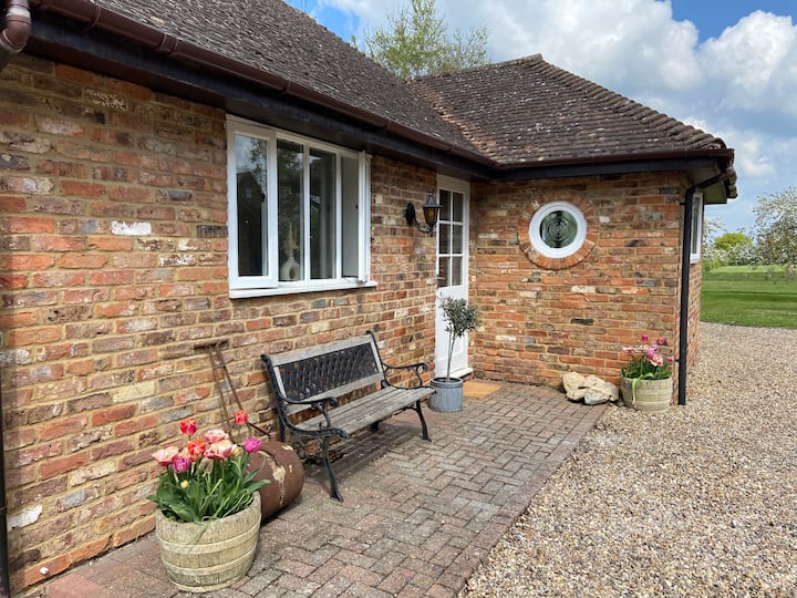 Spacious & Secure 1-bedroom Cottage In Rural Area - Hertfordshire