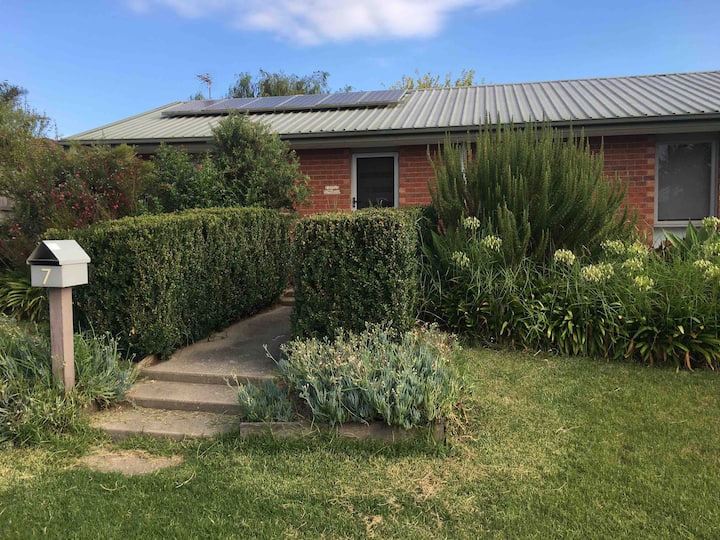 2 Bedroom Private Unit With Enclosed Back Yard. - Bairnsdale