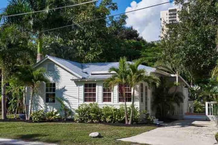 The Hemingway Cottage - Fort Myers, FL