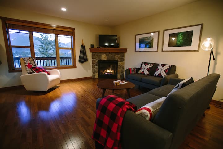Spacious & Beautiful Townhouse In Charming Downtown Invermere - Invermere