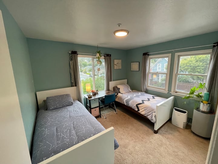 Private Room Or Rooms In Centrally Located Home - Santa Cruz, CA