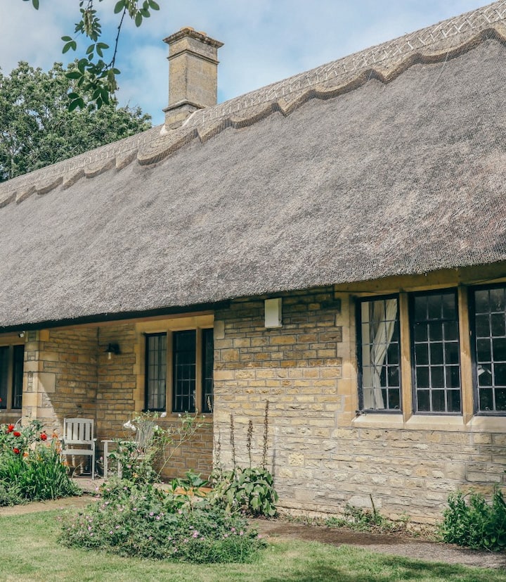 Idyllic Single Storey Thatched Cottage - Northamptonshire