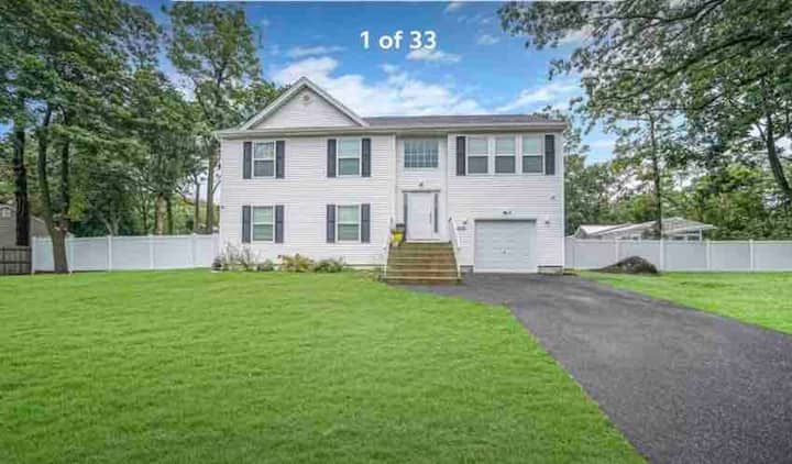 Cozy And Spacious Smart 4 Bedroom House. - Medford, NY
